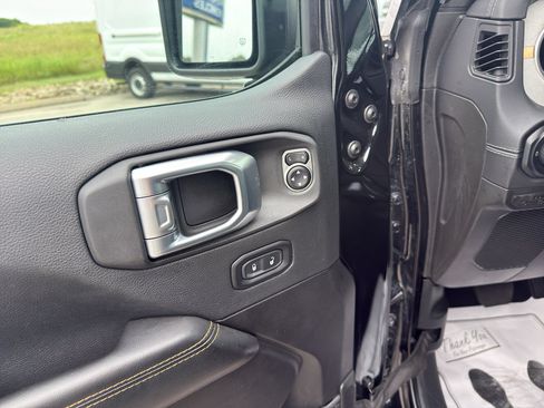 Used 2025 Jeep Wrangler Unlimited Sahara AWD/4WD image 23