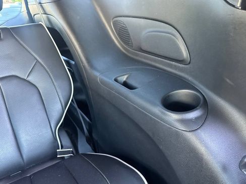 Used 2023 Chrysler Pacifica Limited w/ S Appearance Package FWD image 49