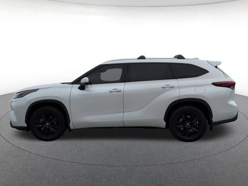 Used 2022 Toyota Highlander XLE AWD/4WD image 3