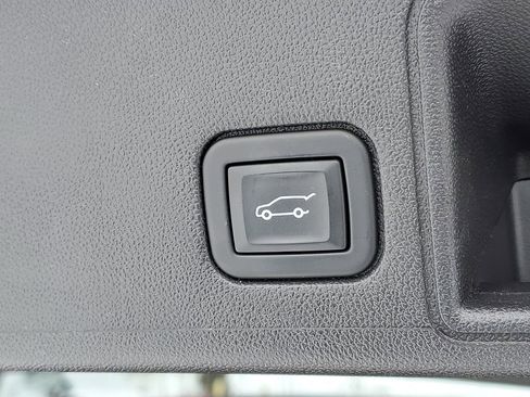 Used 2023 GMC Terrain SLE w/ Driver Convenience Package image 9