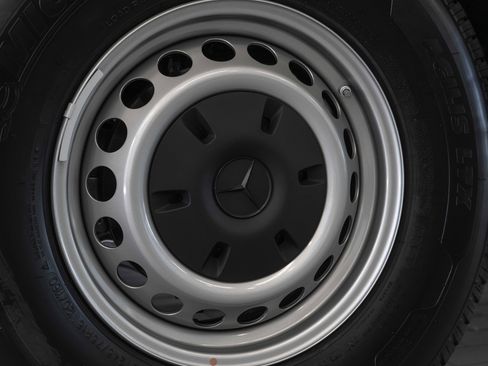 Used 2025 Mercedes-Benz Sprinter 2500 image 30