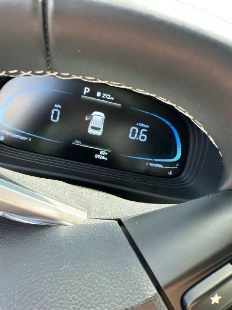 Used 2023 Hyundai Venue SEL FWD image 2