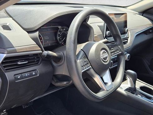 Used 2025 Nissan Altima 2.5 SV FWD image 10