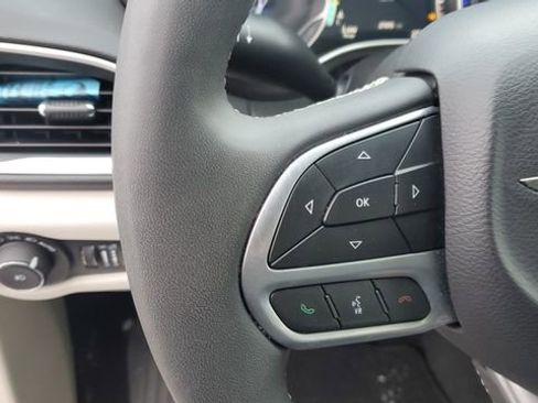 Certified 2024 Chrysler Pacifica Touring-L image 10