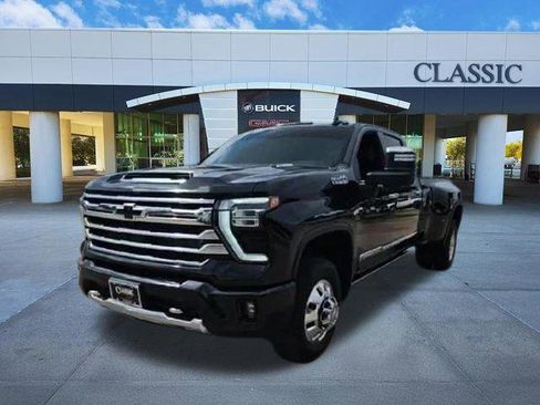 Used 2025 Chevrolet Silverado 3500 High Country w/ High Country Premium Package AWD/4WD image 3