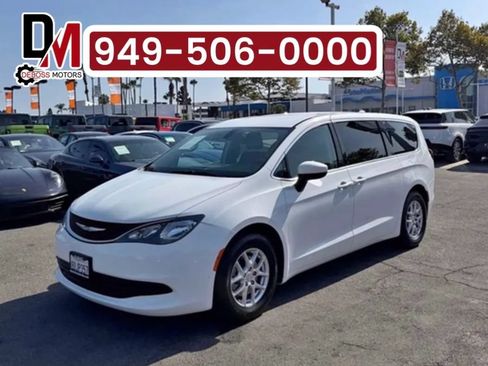 Used 2017 Chrysler Pacifica Touring FWD image 1