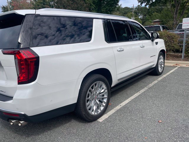 Used 2023 GMC Yukon XL Denali w/ Advanced Technology Package AWD/4WD image 3