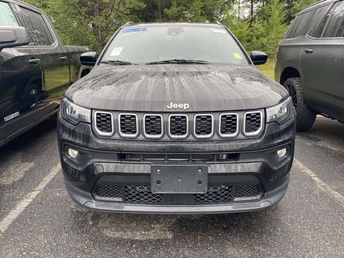 Used 2025 Jeep Compass Latitude AWD/4WD image 2