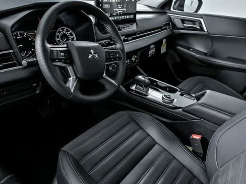 Used 2025 Mitsubishi Outlander AWD image 4
