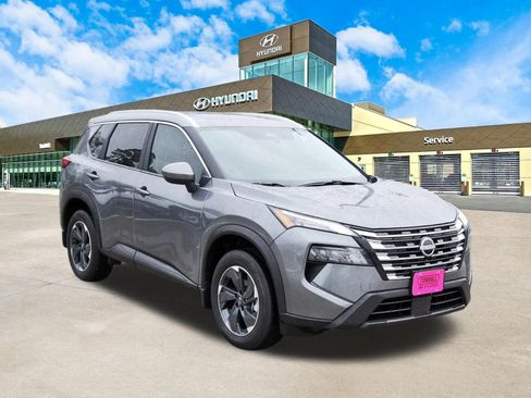 Used 2025 Nissan Rogue SV w/ SV Premium Package FWD image 3