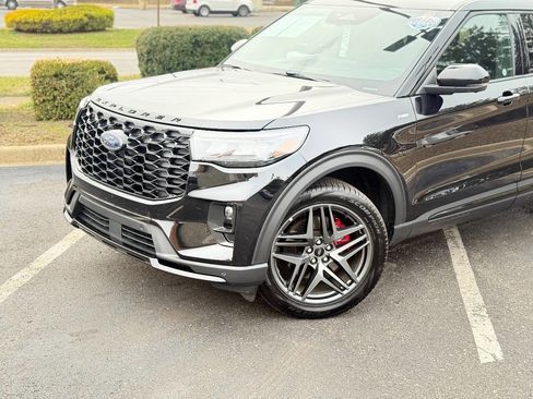 Used 2025 Ford Explorer ST-Line w/ ST-Line Street Pack image 3