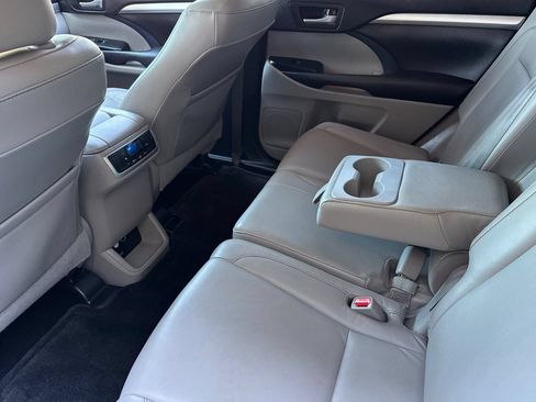Used 2016 Toyota Highlander XLE FWD image 14