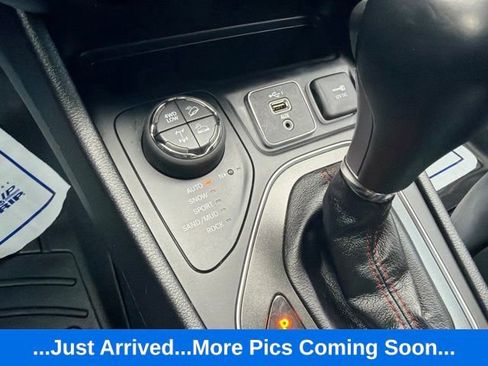 Used 2020 Jeep Cherokee Trailhawk w/ Cold Weather Group AWD/4WD image 14