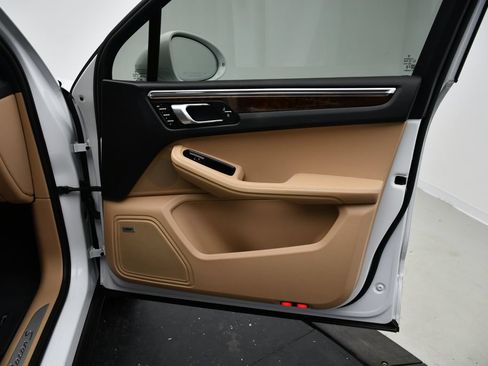 Certified 2023 Porsche Macan S AWD/4WD image 41