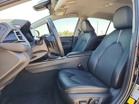 Used 2023 Toyota Camry SE image 2