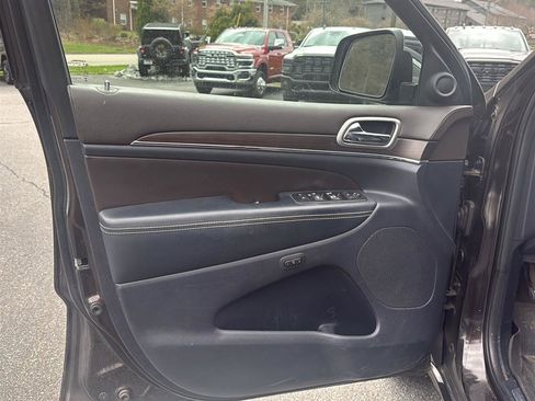 Used 2017 Jeep Grand Cherokee Overland w/ Jeep Active Safety Group image 9