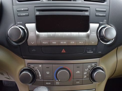 Used 2012 Toyota Highlander FWD w/ Tech Pkg image 19