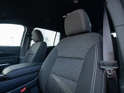 Used 2025 Chevrolet Traverse LT image 6