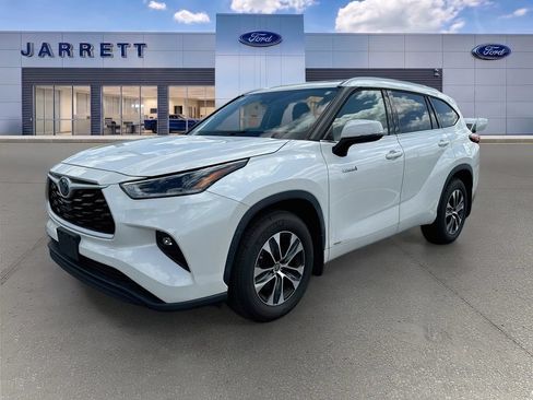 Used 2021 Toyota Highlander XLE AWD/4WD image 2
