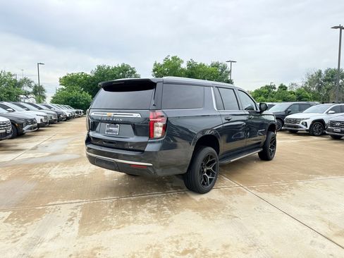 Used 2022 Chevrolet Suburban LT RWD image 5