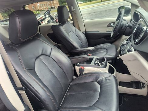 Used 2018 Chrysler Pacifica Touring-L Plus FWD image 20