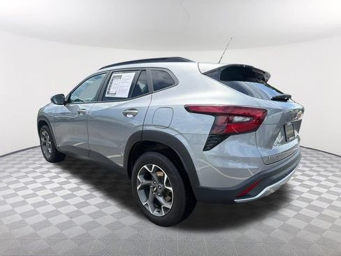 Used 2024 Chevrolet Trax LT w/ LT Convenience Package FWD image 7