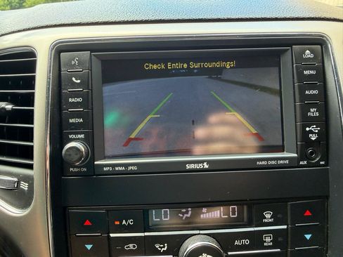 Used 2011 Jeep Grand Cherokee Laredo AWD/4WD image 19