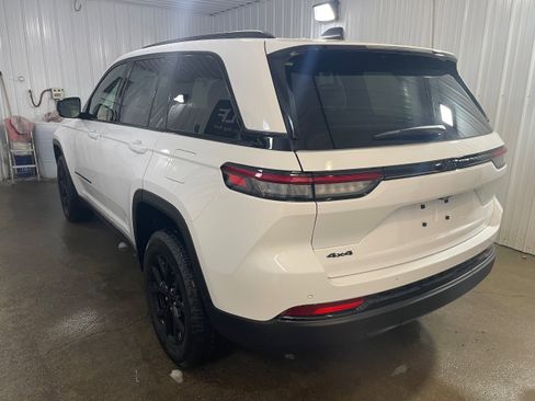 New 2025 Jeep Grand Cherokee Altitude image 5