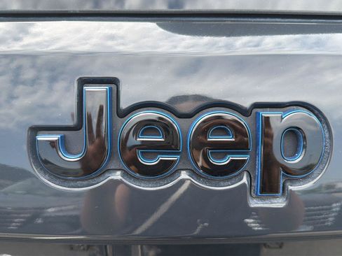 Used 2018 Jeep Grand Cherokee Laredo AWD/4WD image 32