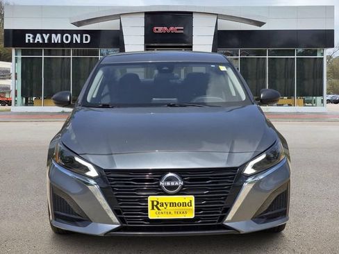 Used 2025 Nissan Altima 2.5 SV FWD image 2