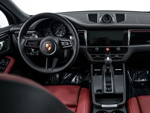Certified 2026 Porsche Macan AWD/4WD image 24