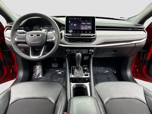 Used 2024 Jeep Compass Latitude image 3