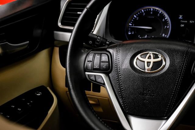 Used 2019 Toyota Highlander XLE FWD image 16