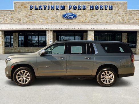 Used 2023 Chevrolet Suburban Premier image 3