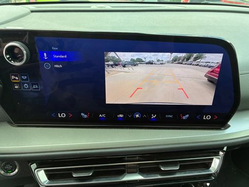 Used 2025 Chevrolet Traverse LT FWD image 7