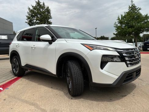 Used 2025 Nissan Rogue SV FWD image 4