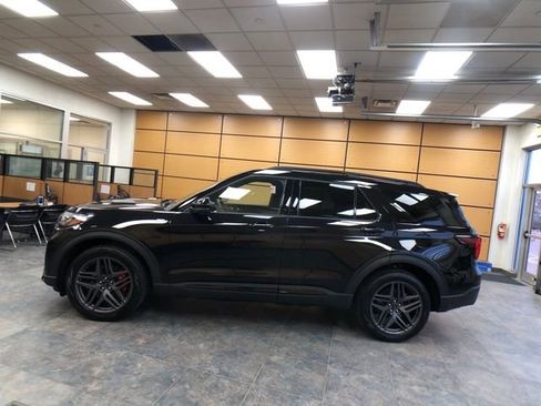 Used 2025 Ford Explorer ST-Line w/ ST-Line Street Pack image 4