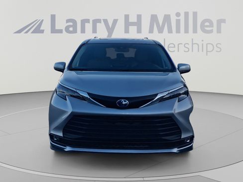Used 2025 Toyota Sienna XLE FWD image 8