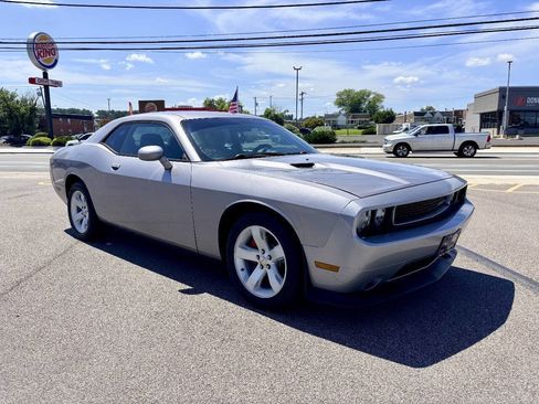 Used 2014 Dodge Challenger SXT RWD image 8