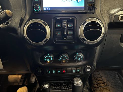 Used 2014 Jeep Wrangler Unlimited Rubicon w/ Dual Top Group AWD/4WD image 17