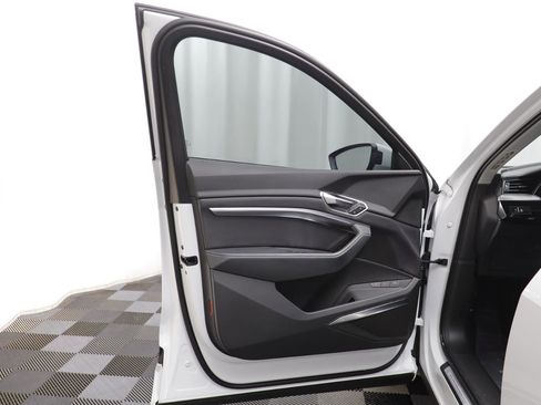 Used 2024 Audi Q8 e-tron Prestige w/ Prestige Package image 4