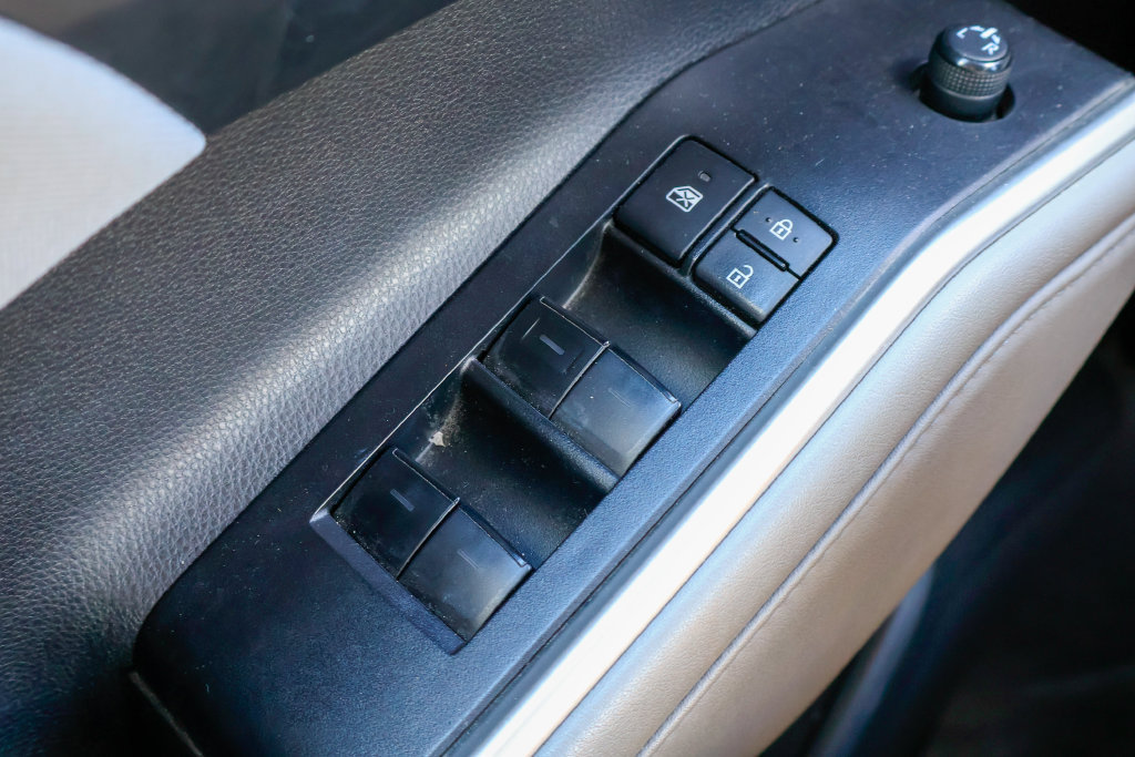 Used 2022 Toyota Highlander LE FWD image 18