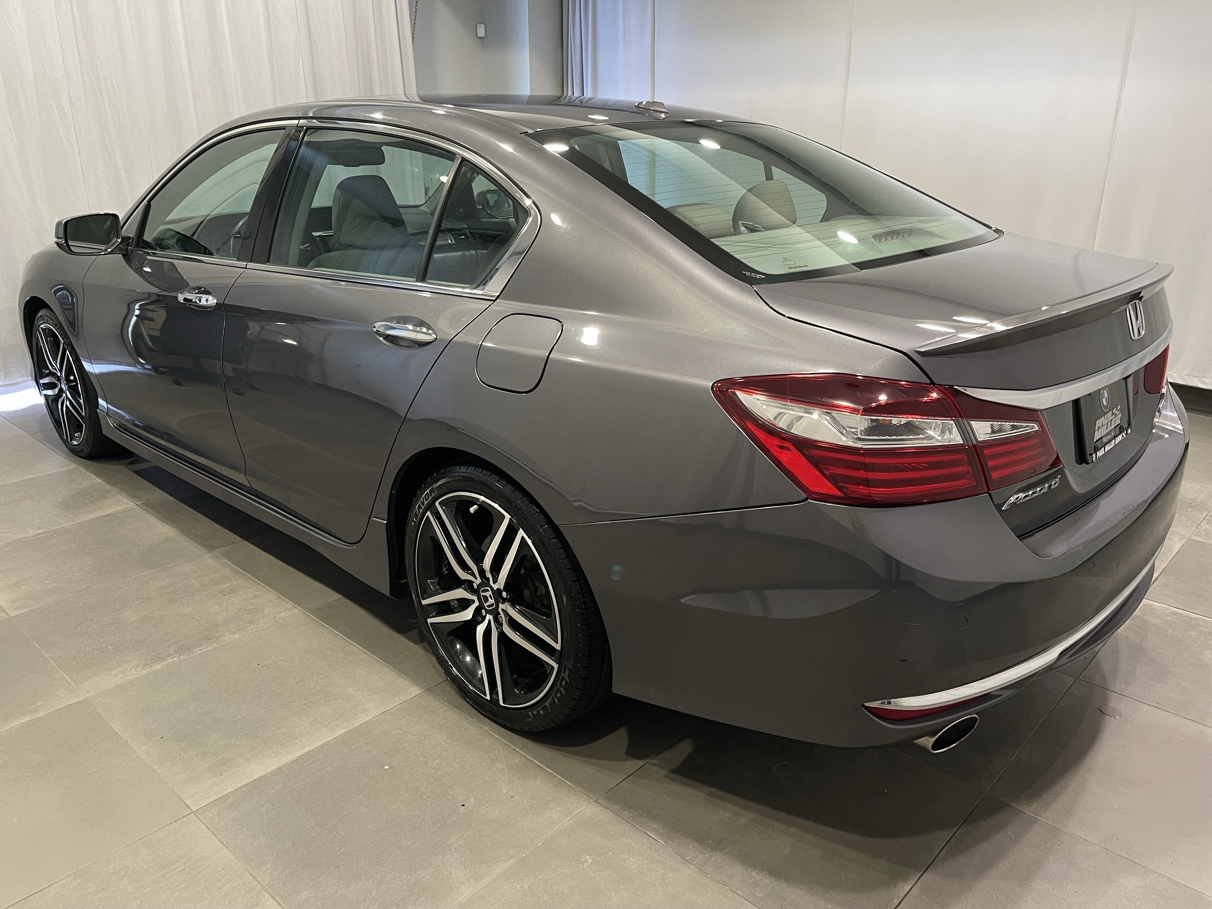 Used 2017 Honda Accord Touring image 4