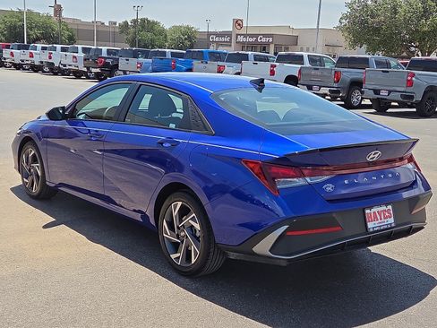 Used 2025 Hyundai Elantra Sport FWD image 3