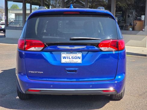 Used 2020 Chrysler Pacifica Touring FWD image 9