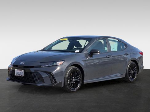 Used 2025 Toyota Camry SE image 8