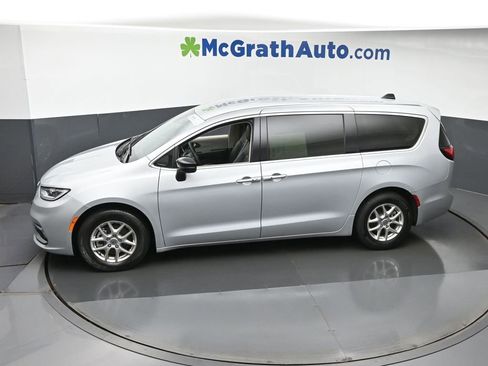Used 2024 Chrysler Pacifica Touring-L image 23