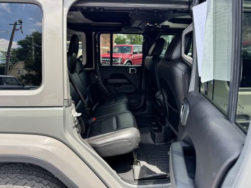 Used 2019 Jeep Wrangler Unlimited Sahara AWD/4WD image 15