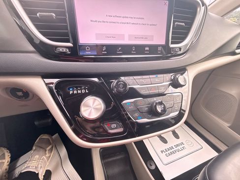 Used 2023 Chrysler Pacifica Touring-L FWD image 22