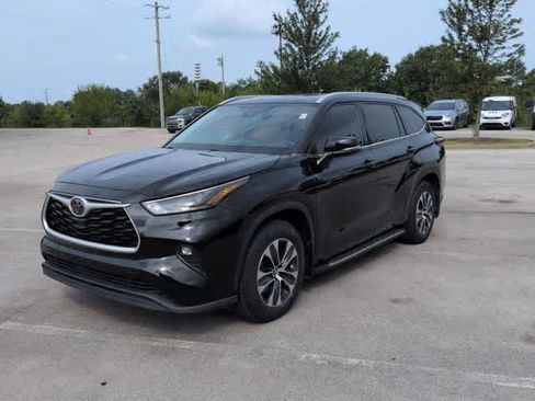 Used 2022 Toyota Highlander XLE FWD image 4
